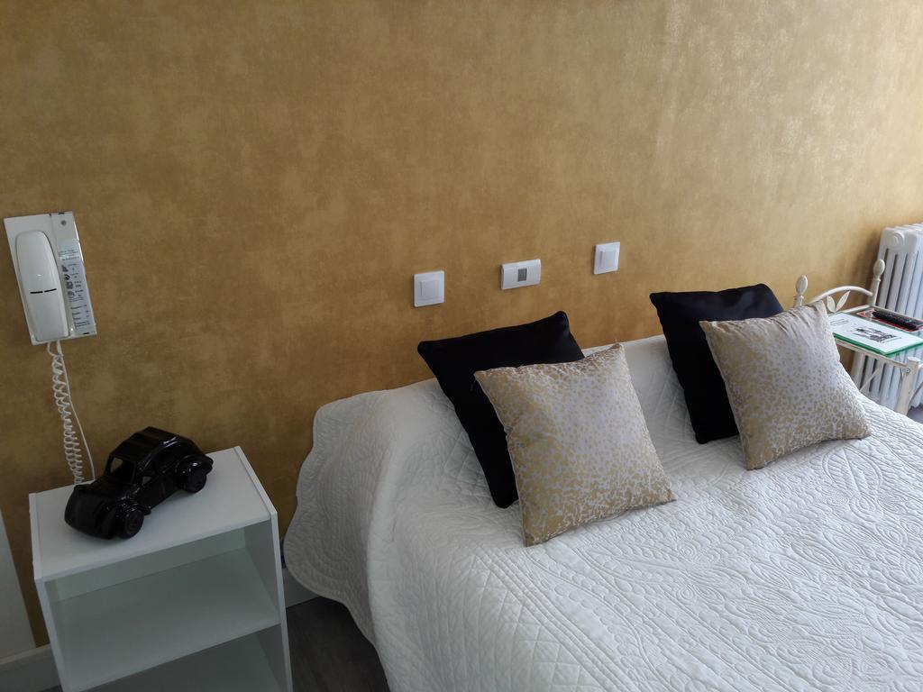Hotel" La Tour De L'Horloge " Rivesaltes Esterno foto