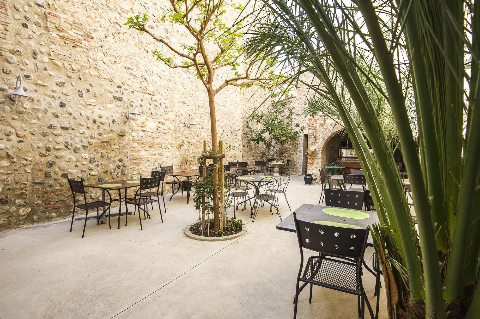 Hotel" La Tour De L'Horloge " Rivesaltes Esterno foto